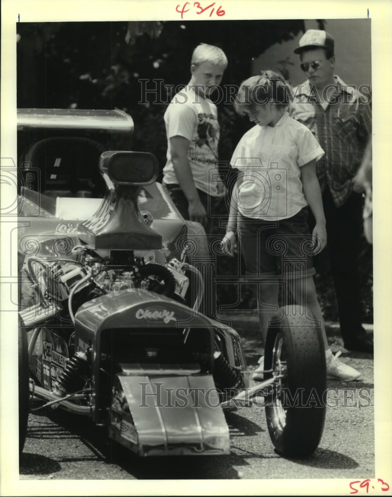 1989 Press Photo An old 1932 Ford Roadster is admired at a car show in Slidell - Historic Images