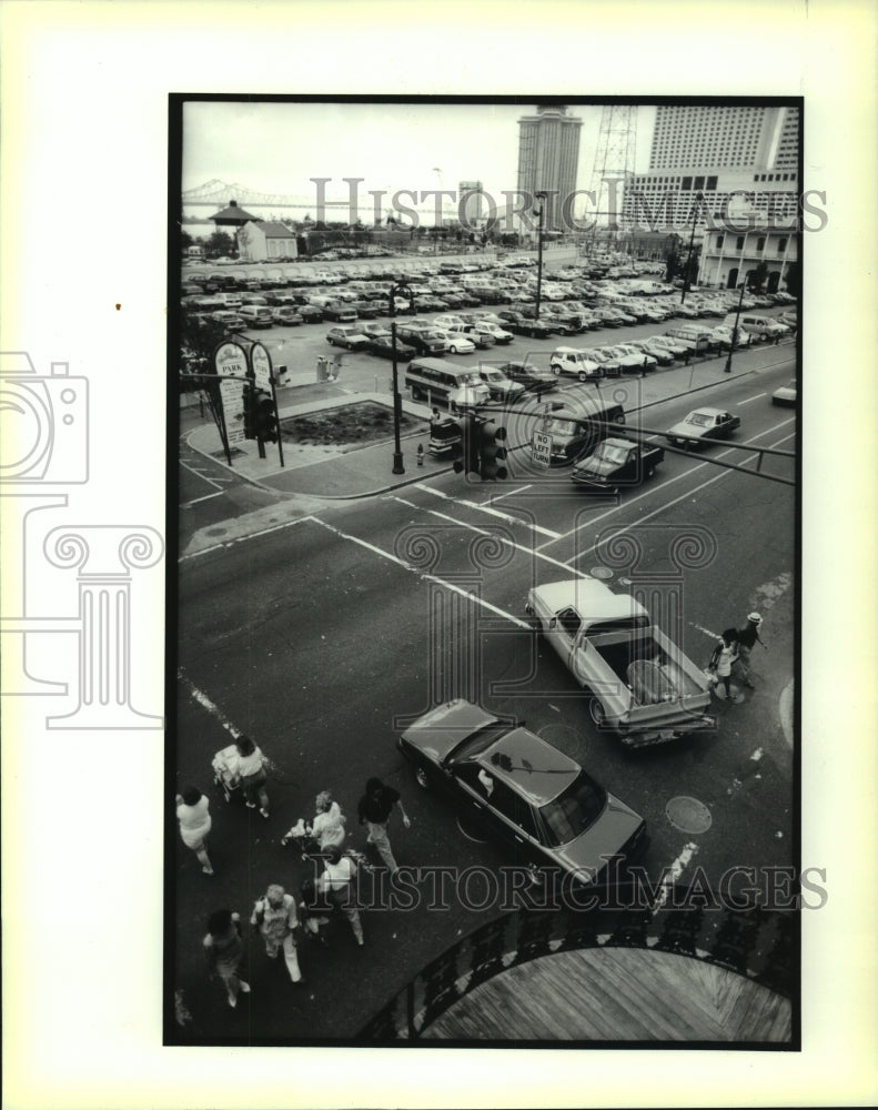 1990 Press Photo A congestion of pedestrians and cars at Decatur Street - Historic Images