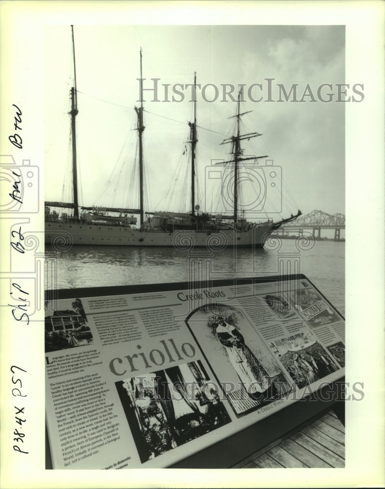 1994 Press Photo A 75-year-old military ship, the De Elcana arrives at Poydras - Historic Images