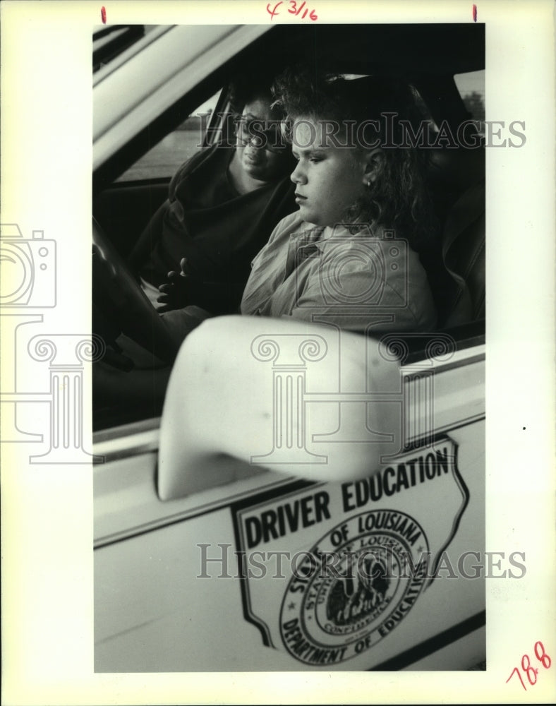 1989 Press Photo Driving instructor Christine Robiskie directs Tanya Daniels - Historic Images