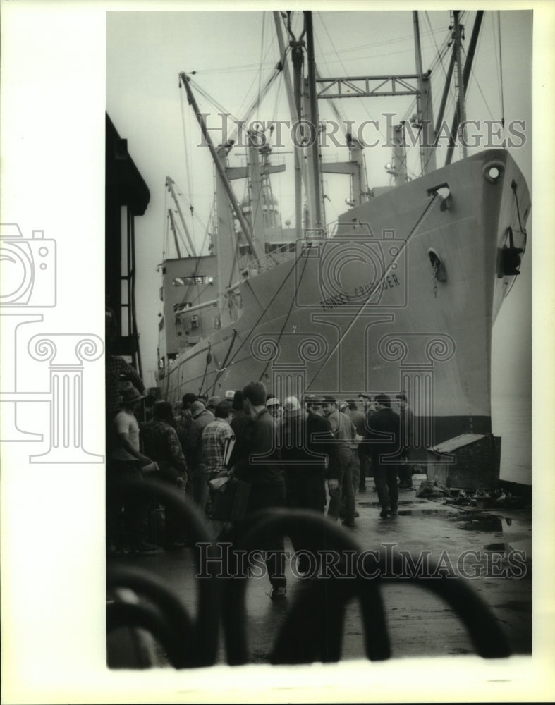 1991 Press Photo Work crews board the Pioneer Crusader docked at Andry st. Wharf - Historic Images