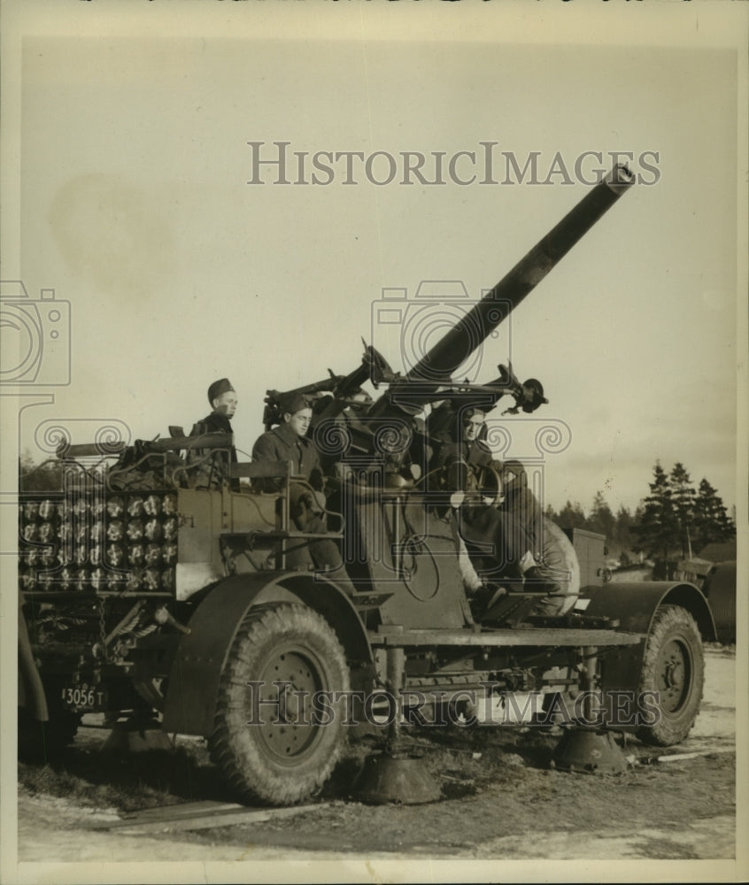 Press Photo Canadian soldiers man huge coastal defense guns in Halifax - Historic Images