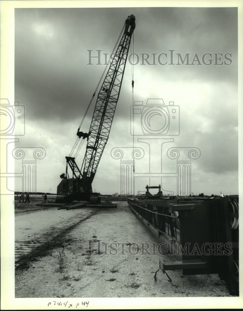 1994 Press Photo Heavy equipment for upcoming construction is put into place - Historic Images