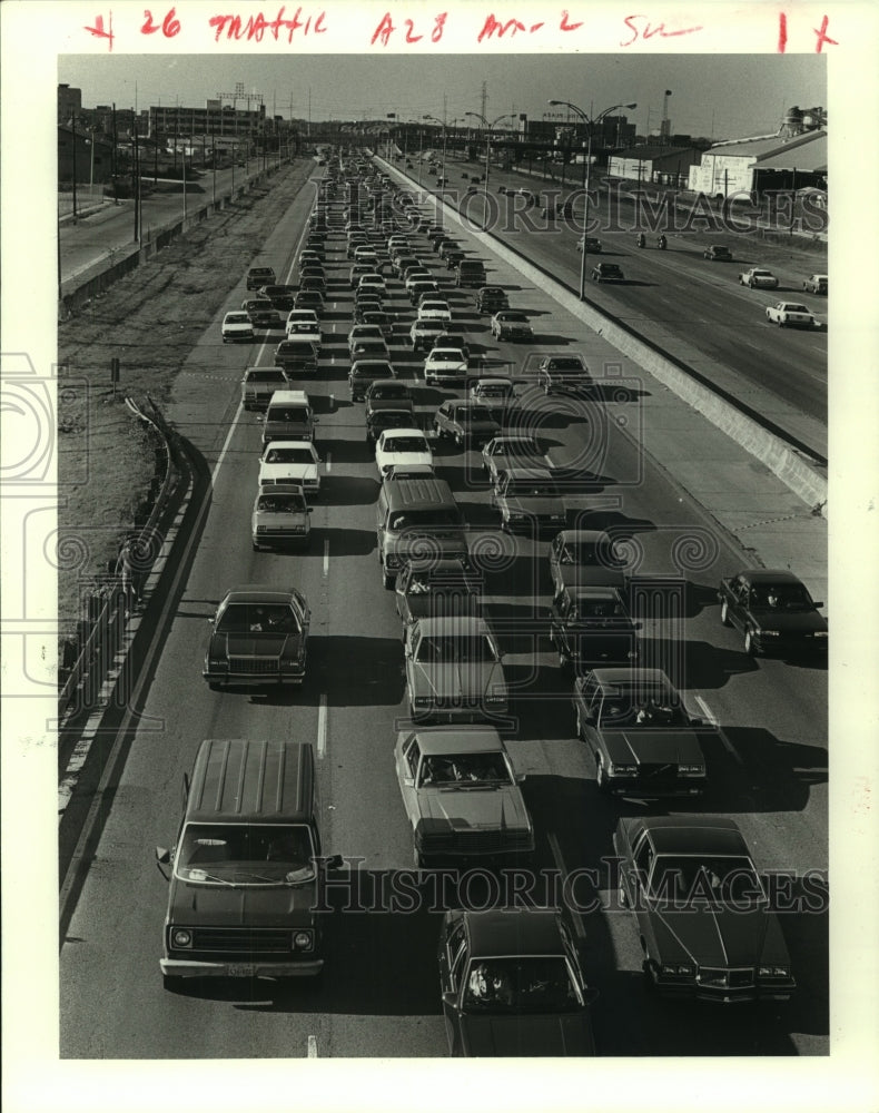 1987 Press Photo Lines of traffic jam up on one side of the freeway - Historic Images