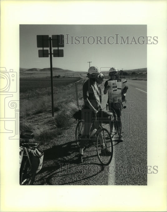 1990 Press Photo Cyclists Jim Carter & Marshall Empey on the road reading a map - Historic Images