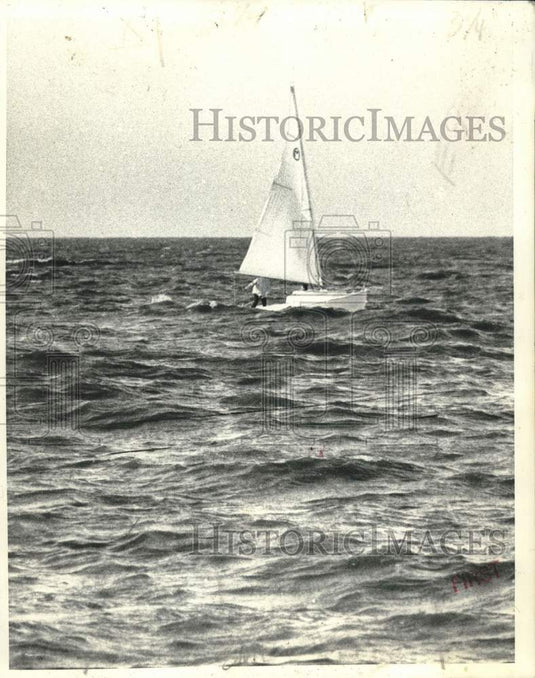 1976 Press Photo Man Sailing in a Small Boat on Choppy Water - Historic Images