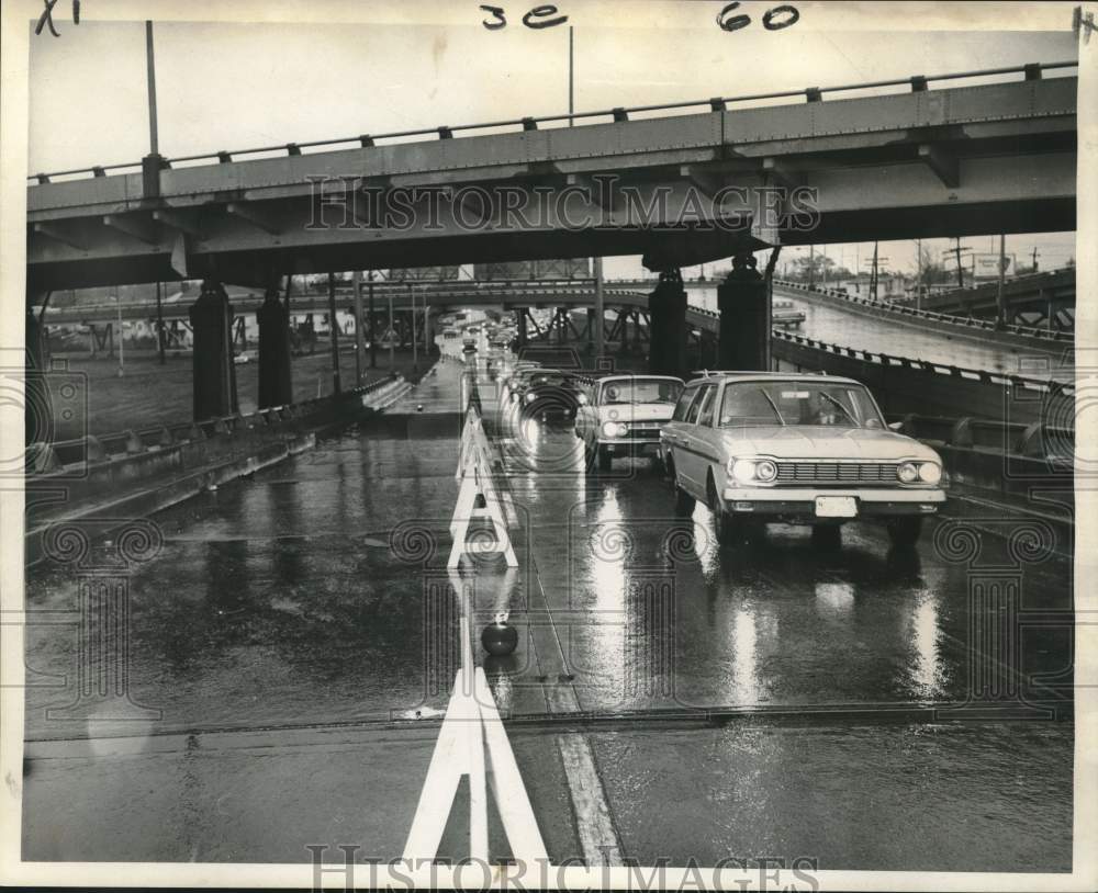 1966 Press Photo Closed Lane Creates Traffic Jam, Pontchartrain Expressway - Historic Images