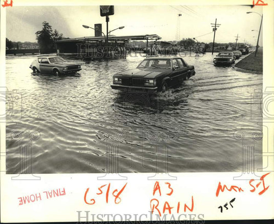 1980 Press Photo Vehicles In Flood Waters, Sandra Drive & General De Gaulle - Historic Images