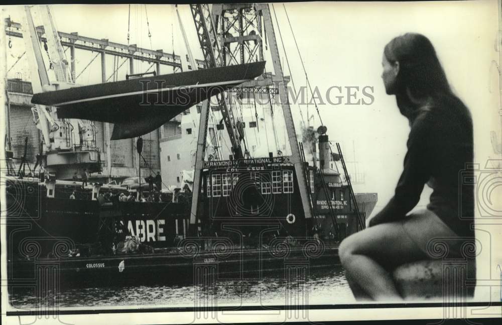 1970 Press Photo Girl Watches 12-Meter Sloop &quot;France&quot; Arrive In New York Bay - Historic Images