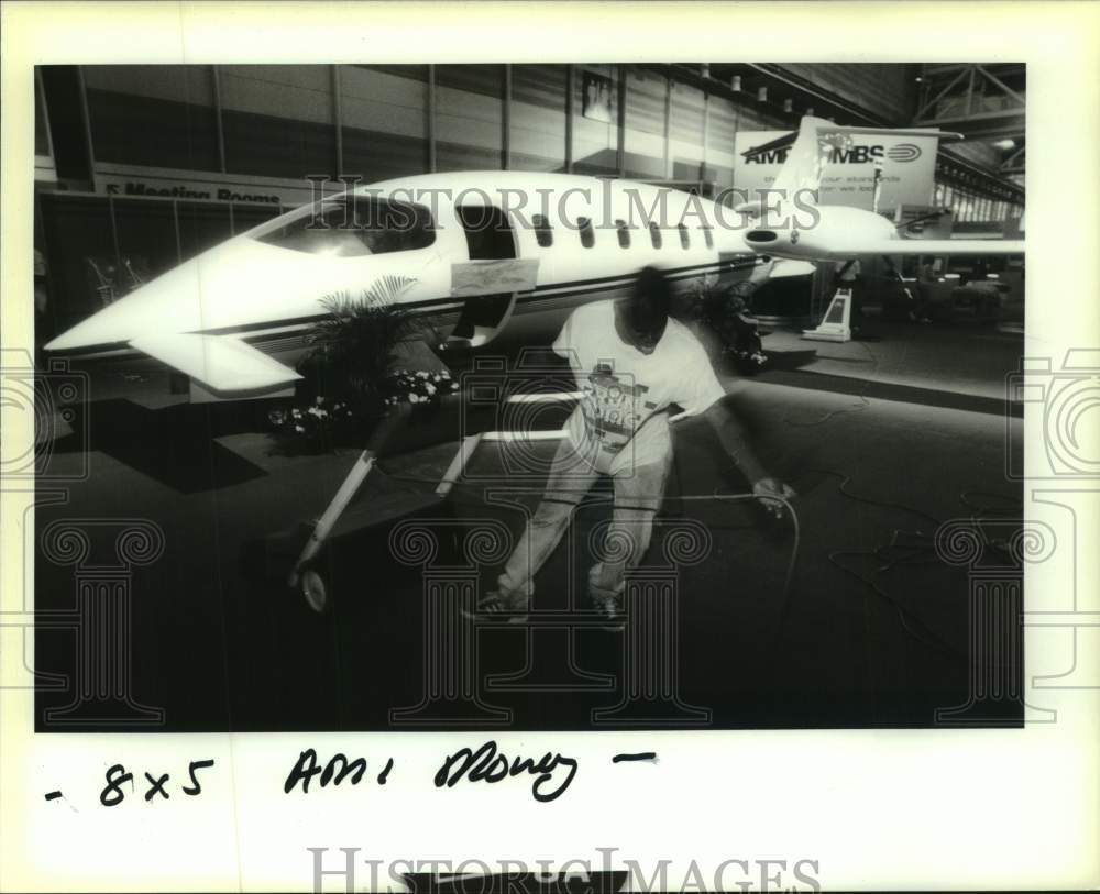 1990 George Dennis Vacuums AMR-Avanti Booth At Aircraft Convention - Historic Images