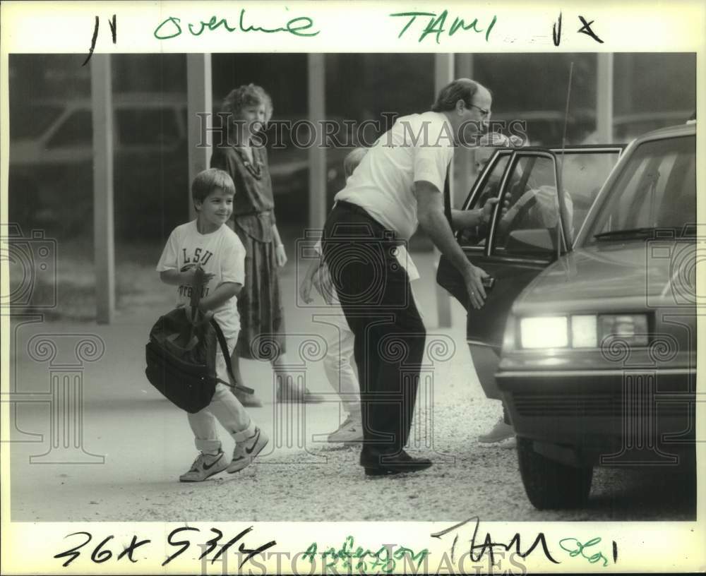 1988 Press Photo School bus strike leads students to ride cars to school instead - Historic Images