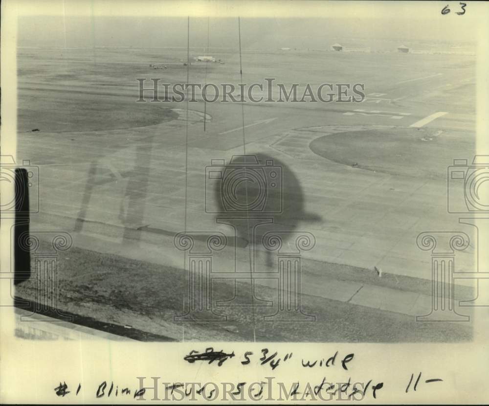 1977 Press Photo The Enormous Shadow Of The Goodyear Blimp Approaches Airport - Historic Images