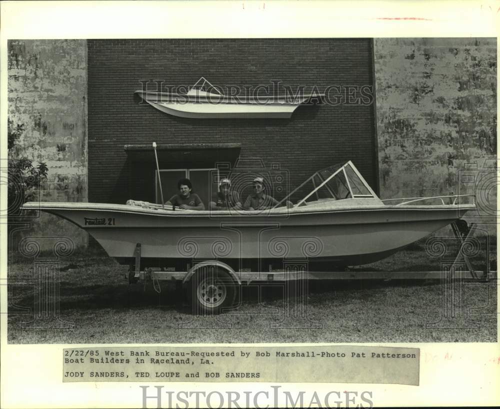 1985 Press Photo Jefferson Fiberglass Company boat builders gather around boat - Historic Images