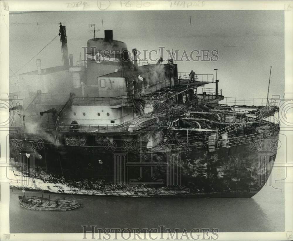 1974 Press Photo Life boats float alongside the Baune&#39;s stern as she burns - Historic Images