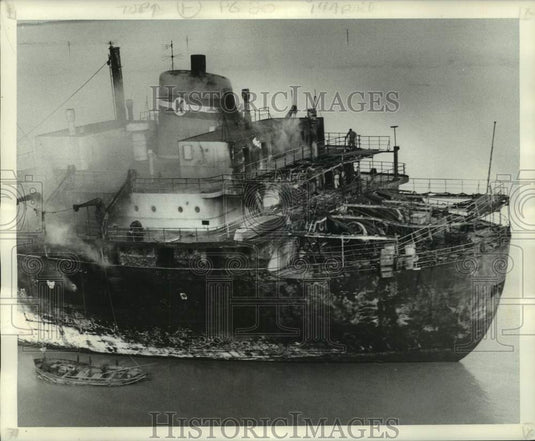 1974 Press Photo Life boats float alongside the Baune's stern as she burns - Historic Images