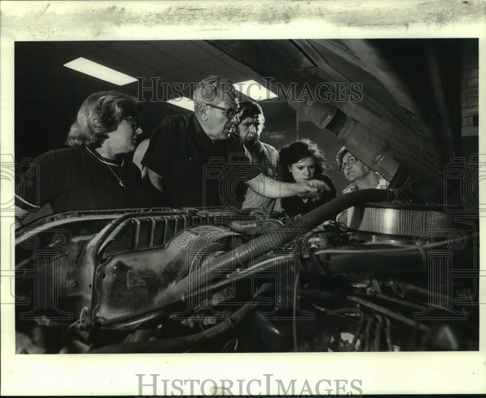 1981 YWCA&#39;s Car Care class instructor Carlos Noto with students - Historic Images