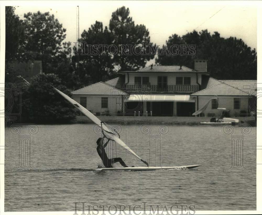 1982 Press Photo Jim Barse practices windsurfing in the Bayou St. John - Historic Images