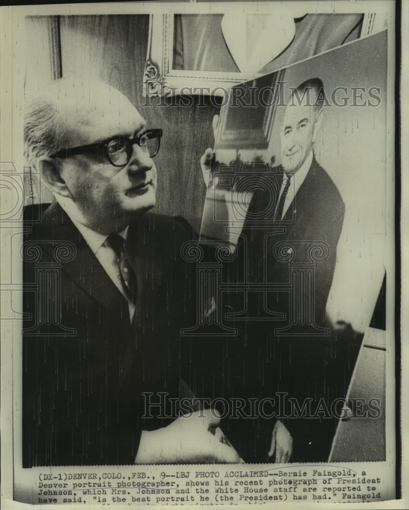 1967 Bernie Faingold, shows his portrait photo of President Johnson - Historic Images