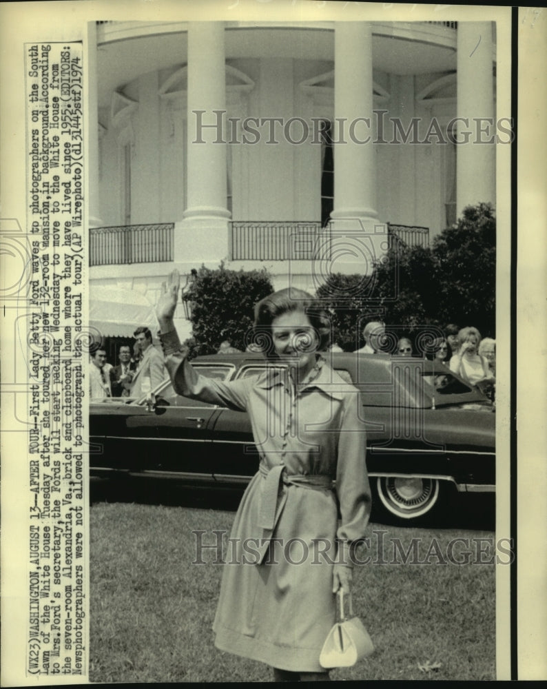 1974 Press Photo First Lady Betty Ford at White House waves to photographers - Historic Images