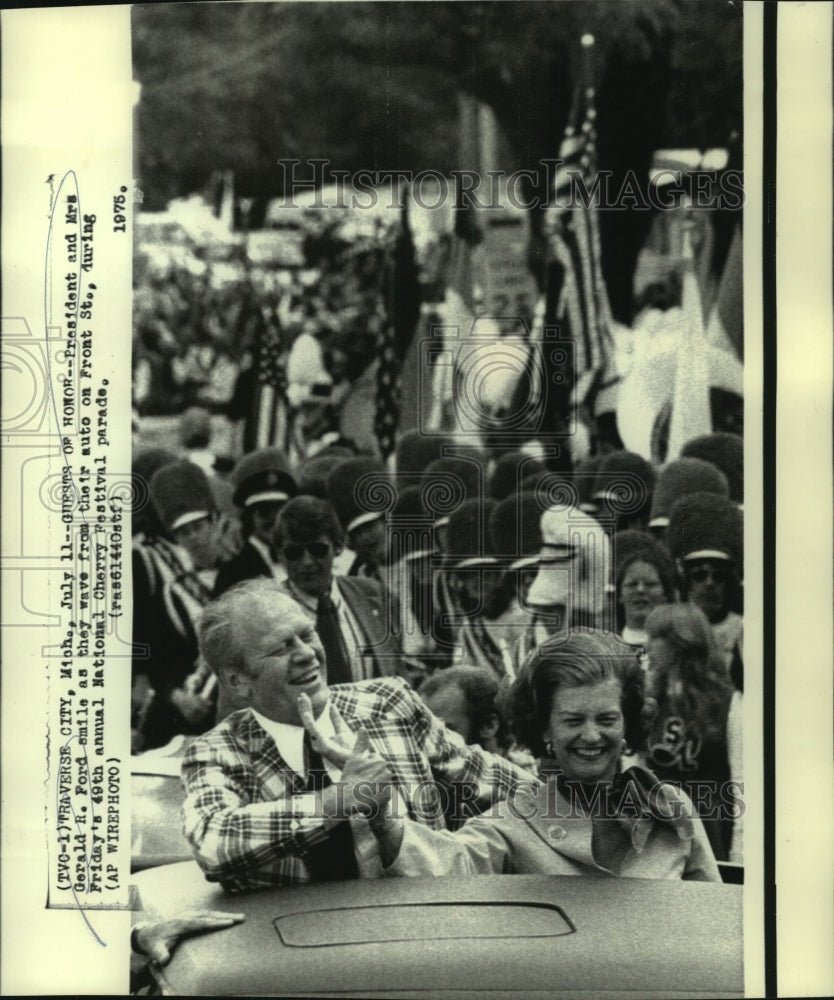 1975 Press Photo President &amp; Mrs. Ford guests of honor at Cherry Festival Parade-Historic Images