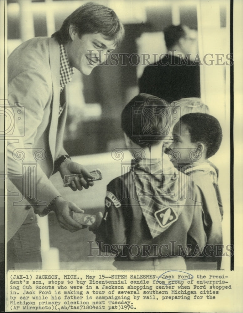 1976 Jack Ford buys Bicentennial candle from Cub Scouts in Michigan - Historic Images