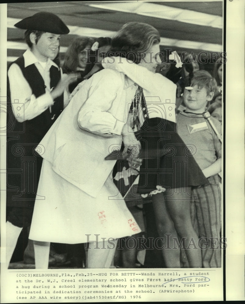 1976 Melbourne pupil Wanda Harris gives First Lady Betty Ford a hug - Historic Images