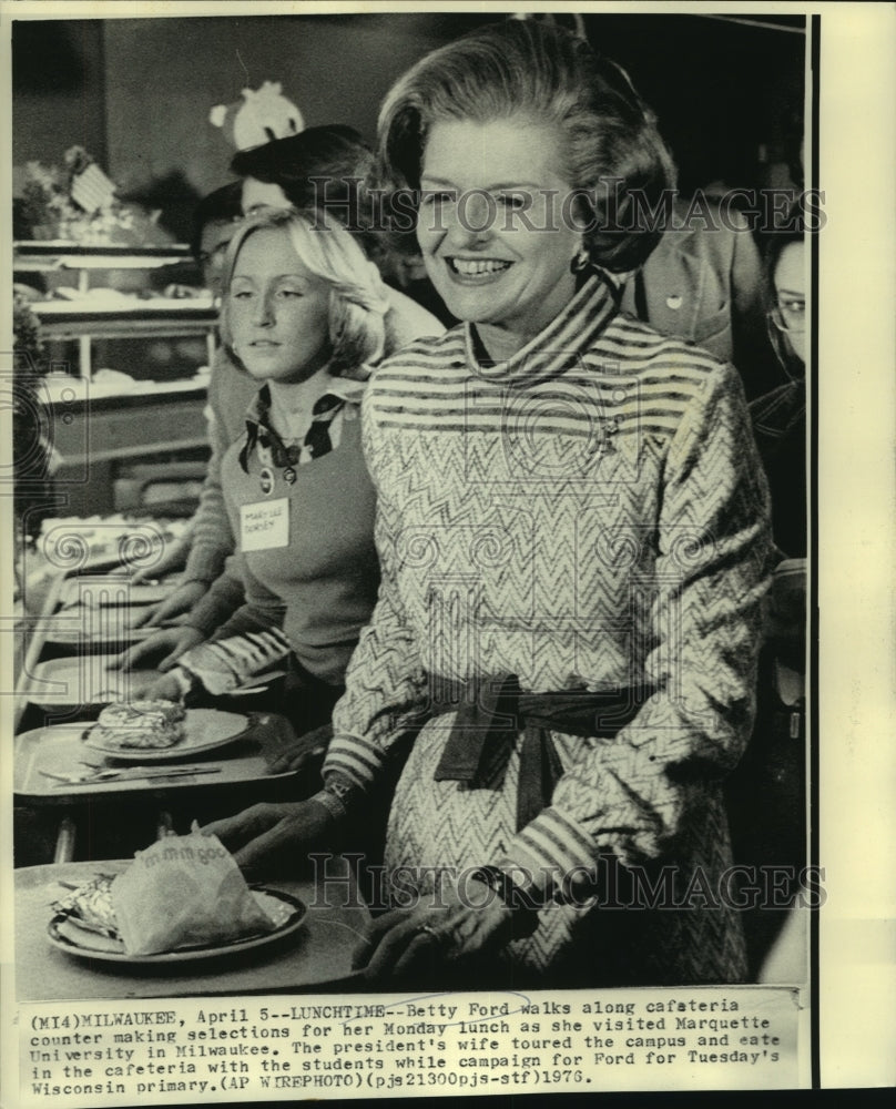 1976 Mrs. Betty Ford eats lunch in Marquette University's cafeteria. - Historic Images