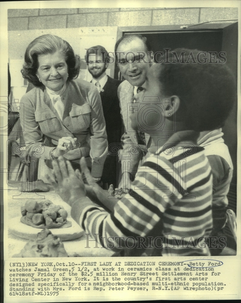 1975 Press Photo Art center dedication with Mrs. Ford, Jamal Green &amp; Rep. Peyser-Historic Images