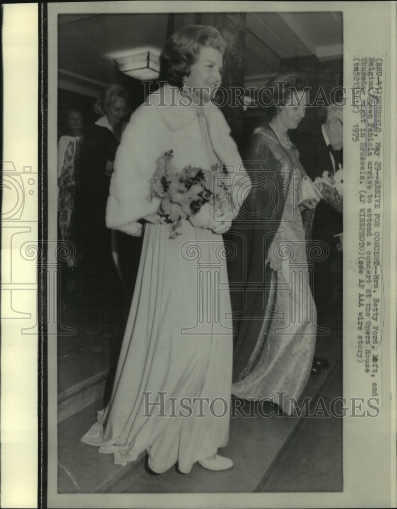 1975 Mrs. Betty Ford &amp; Queen Fabiola arrive at Brussels Opera House - Historic Images