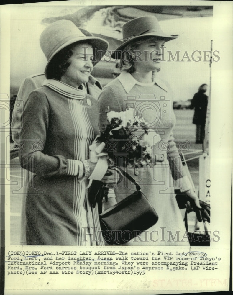 1975 Press Photo First Lady Betty Ford &amp; daughter Susan enter Tokyo&#39;s Airport-Historic Images