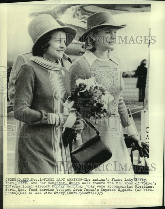 1975 Press Photo First Lady Betty Ford & daughter Susan enter Tokyo's Airport-Historic Images