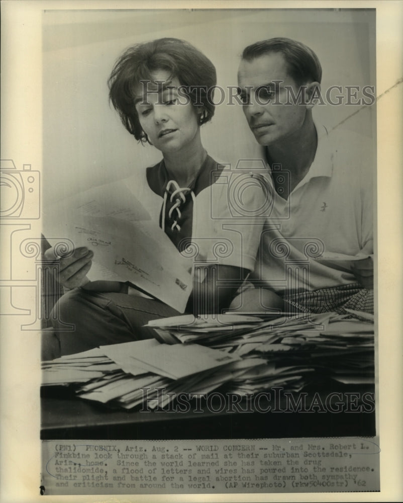 1962 Press Photo Mr. &amp; Mrs. Robert Finkbine read through stack of mail-Historic Images