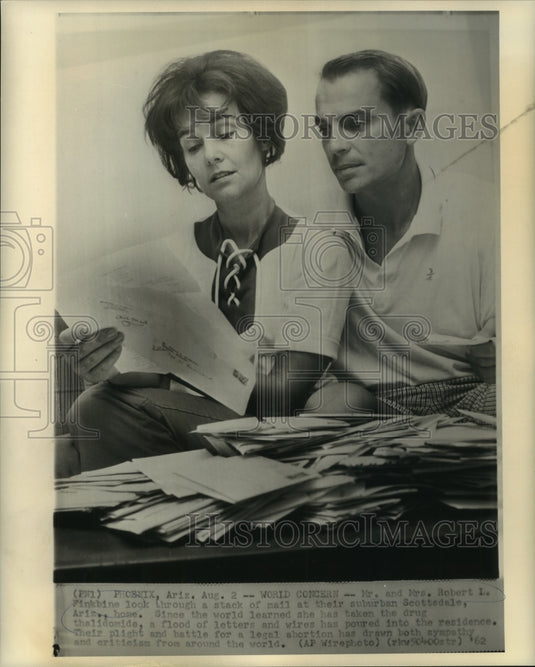 1962 Press Photo Mr. & Mrs. Robert Finkbine read through stack of mail-Historic Images