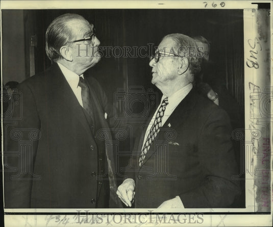 1971 Sen. Allen Ellender & others confer at Senate Democratic caucus - Historic Images