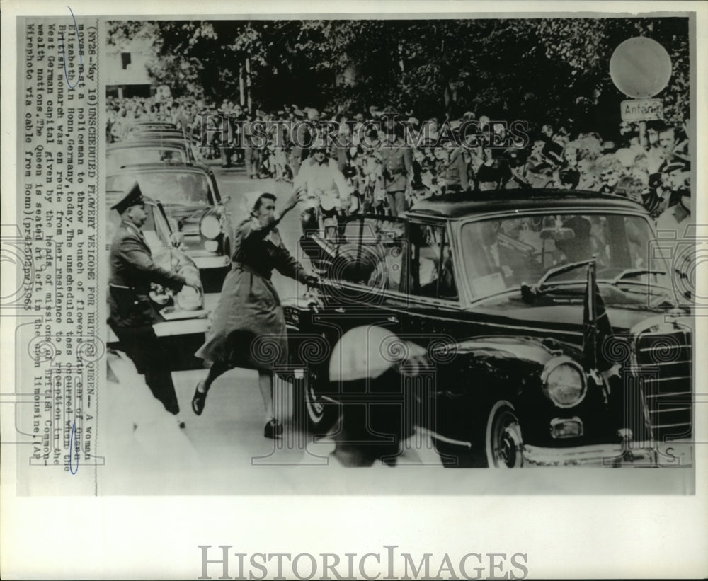 1965 Unscheduled flowery welcome for British Queen Elizabeth II - Historic Images