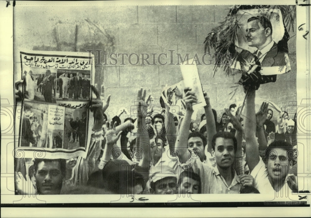 1970 Mourners display President Nasser mementos at Kubbah Palace - Historic Images