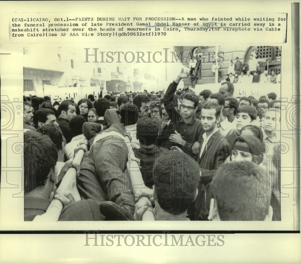 1970 Press Photo Fainted mourner of President Nasser carried away on stretcher-Historic Images