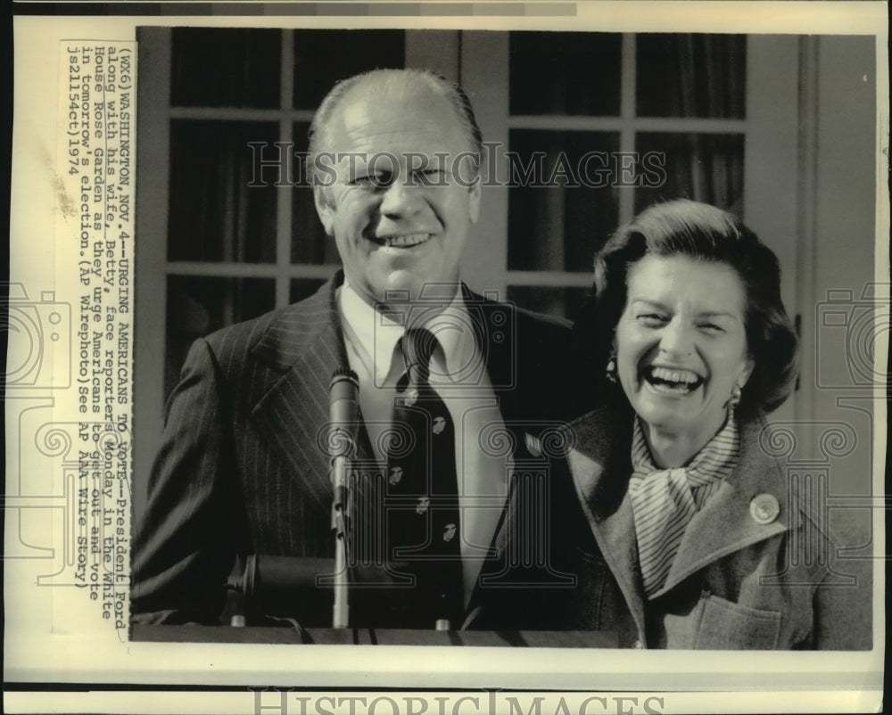 1974 Press Photo President &amp; Mrs. Ford meet with reporters at White House-Historic Images