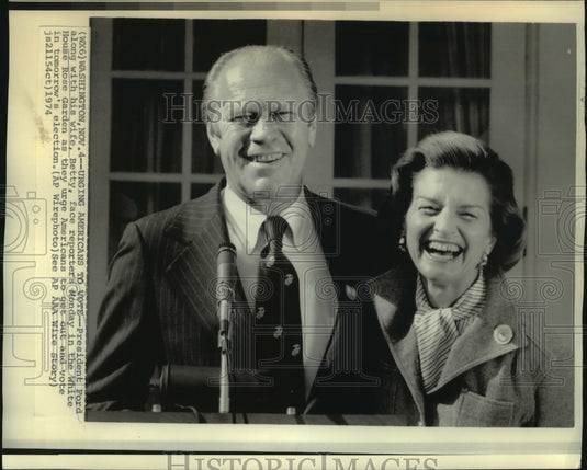 1974 Press Photo President & Mrs. Ford meet with reporters at White House-Historic Images