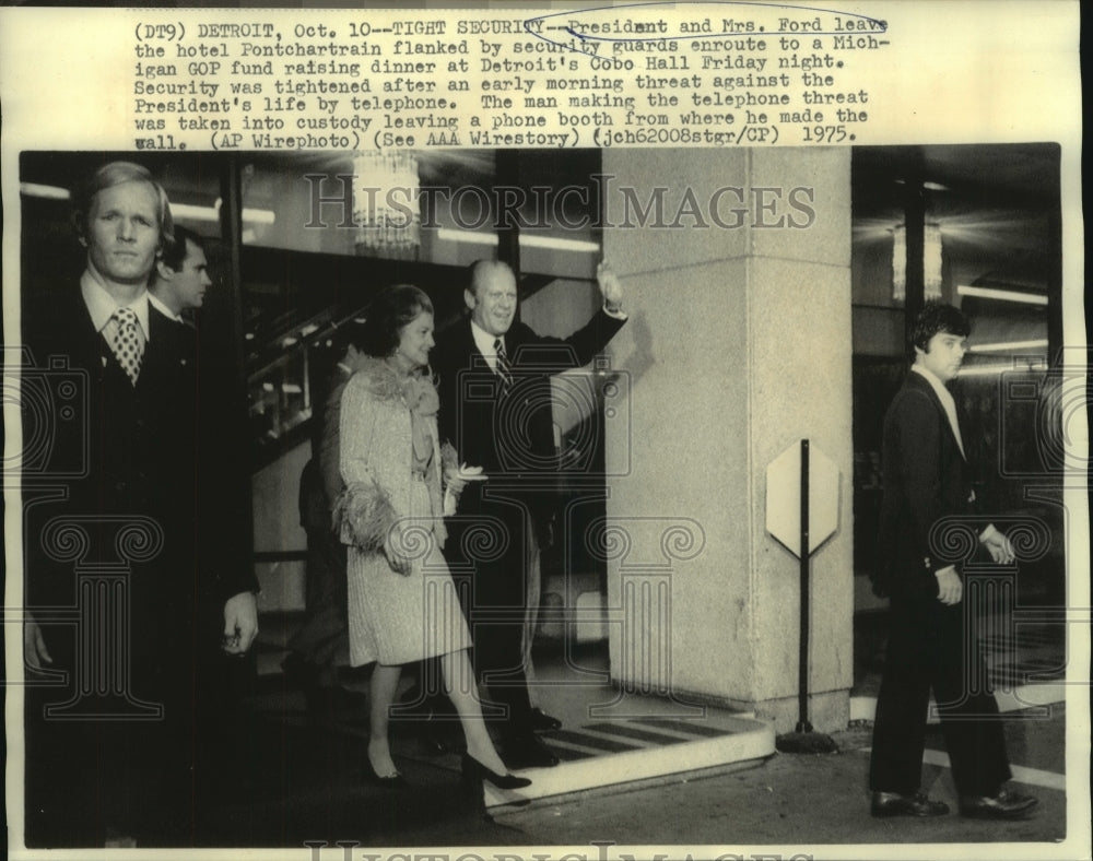 1975 President &amp; Mrs. Ford with security, leave Hotel Pontchartrain - Historic Images