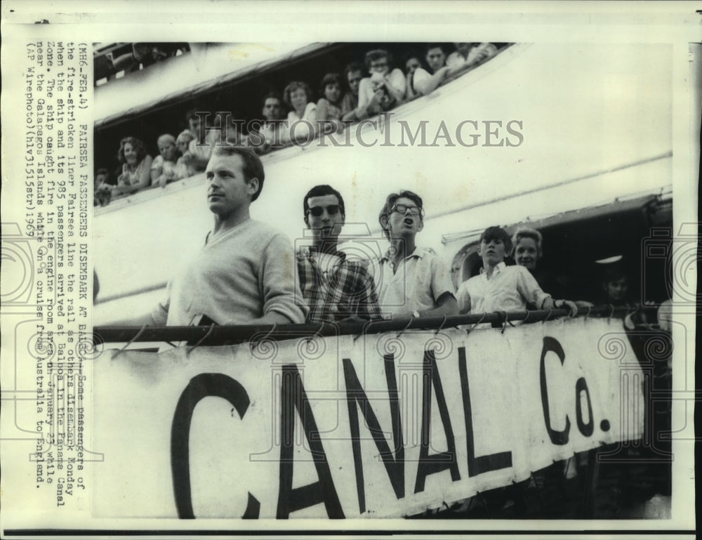 1969 Press Photo Passengers of crippled Fairsea disembark in Balboa - now01109-Historic Images