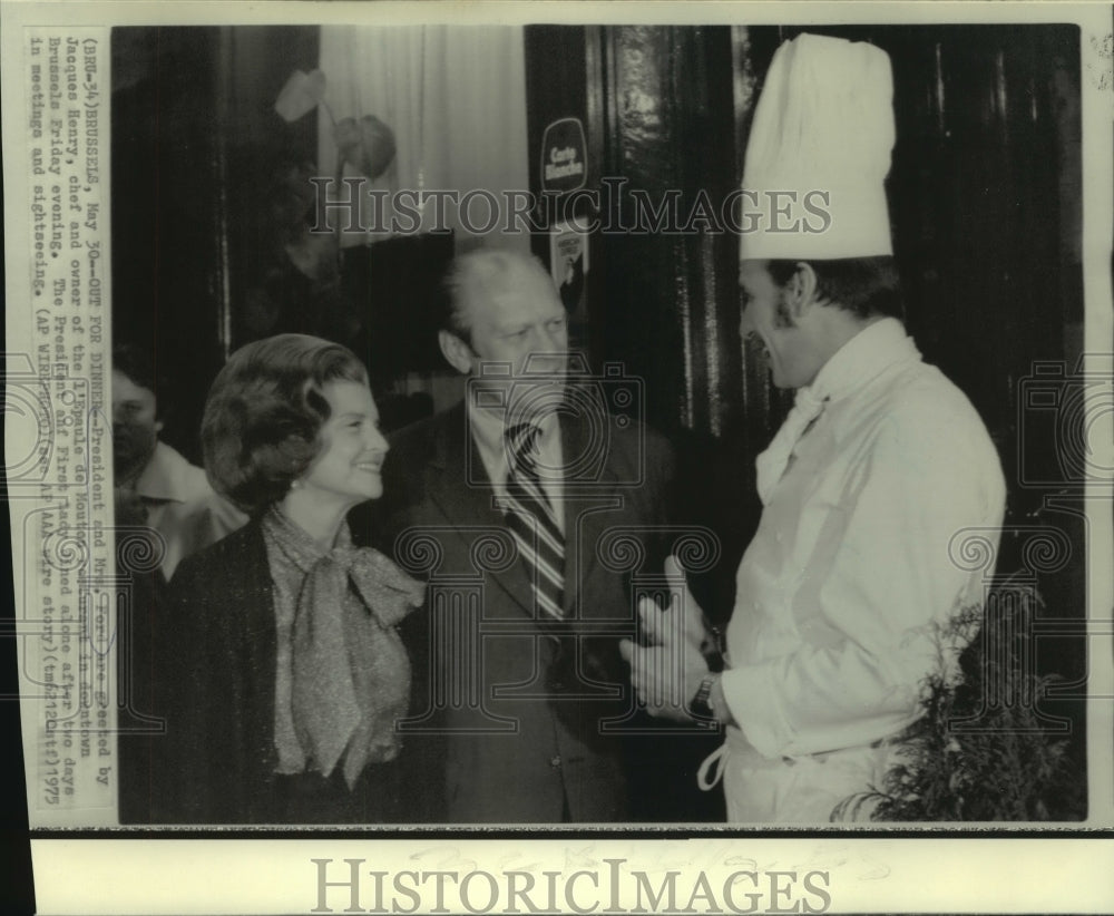 1975 Press Photo President &amp; Mrs. Ford greeted by Chef Jacques Henry - now01159-Historic Images