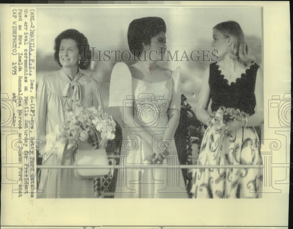 1975 Mrs. Betty Ford &amp; others at arrival ceremonies in Manila - Historic Images