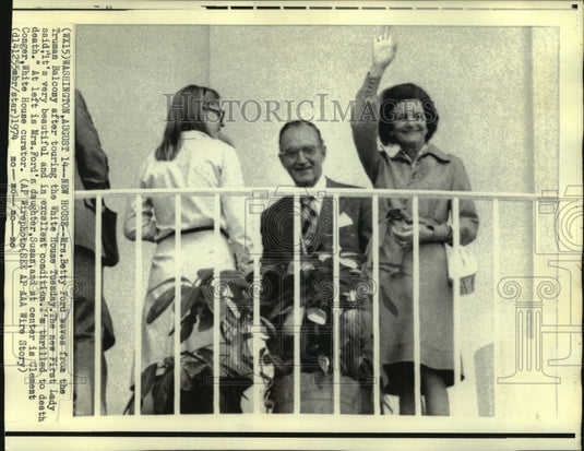 1974 Press Photo Mrs. Betty Ford, Susan & Clement Conger on Truman Balcony-Historic Images