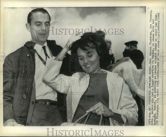 1962 Press Photo Sherri & Robert Finkbine at London airport - now01302-Historic Images