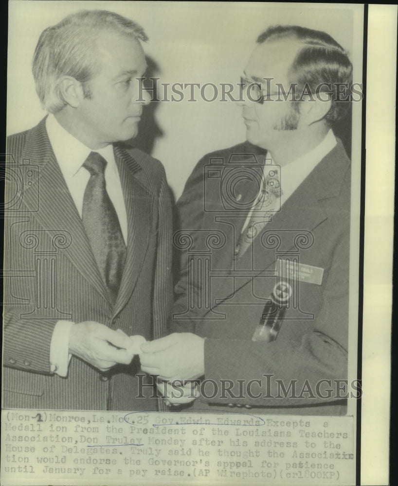 1974 Press Photo Medallion presented to Gov. Edwards from Don Truley - now01444-Historic Images