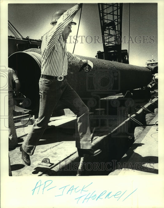 1979 Press Photo LA Gov. Edwards jumps from one barge to another in Galliano, LA-Historic Images