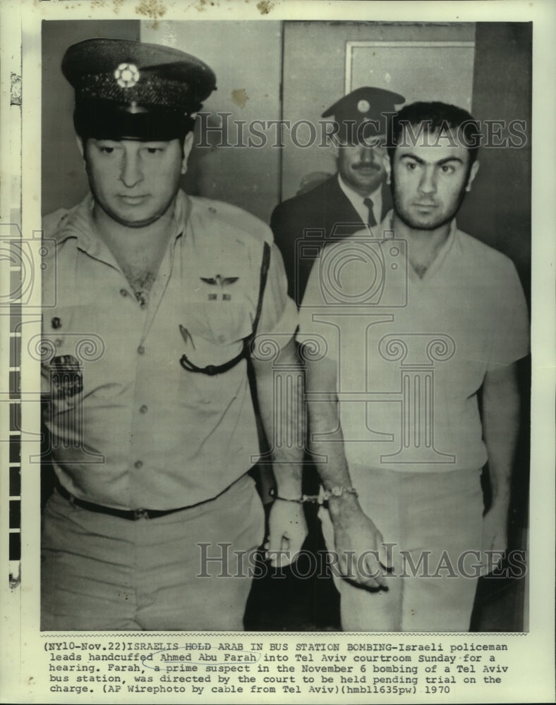 1970 Press Photo Israeli policeman leads Ahmed Abu Farah into Tel Aviv court-Historic Images