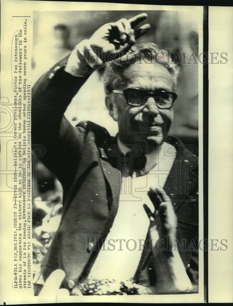 1971 Bolivia&#39;s former President Estenssoro returns after exile - Historic Images