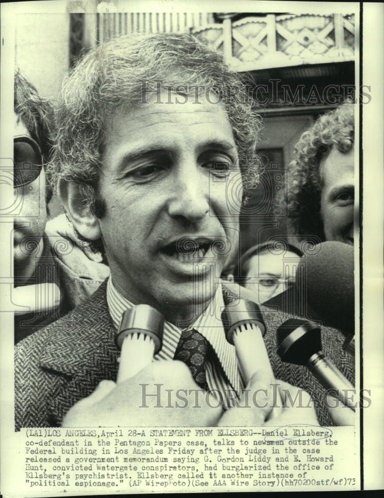 1973 Daniel Ellsberg with newsmen outside federal building - Historic Images